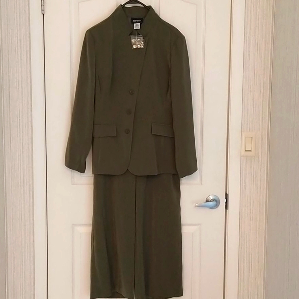 Pant suit